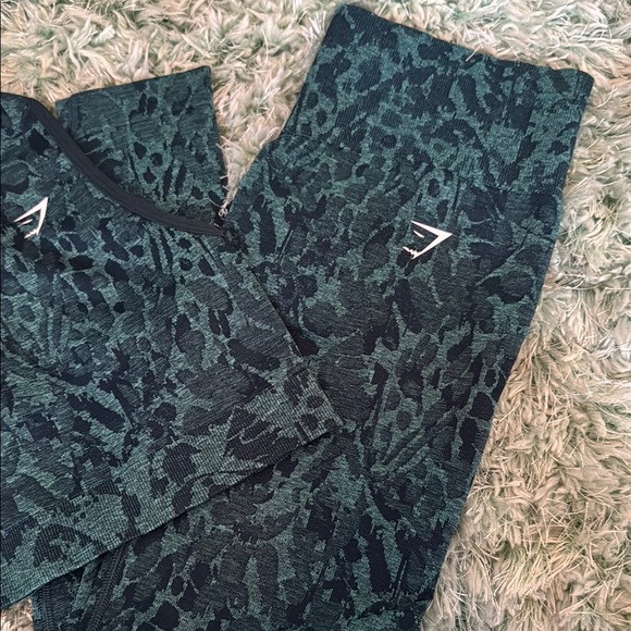 Green Patterned Workout Set - Picture 3 of 6